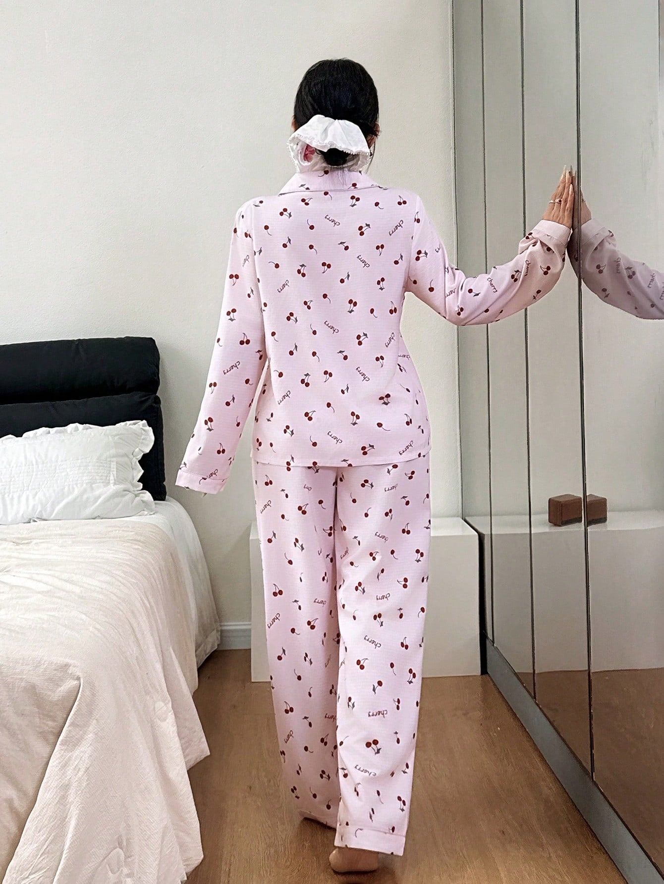 SHEIN طقم بيجامة نسائي بأكمام طويلة وياقة قلابة مطبوع بأزهار الكرز