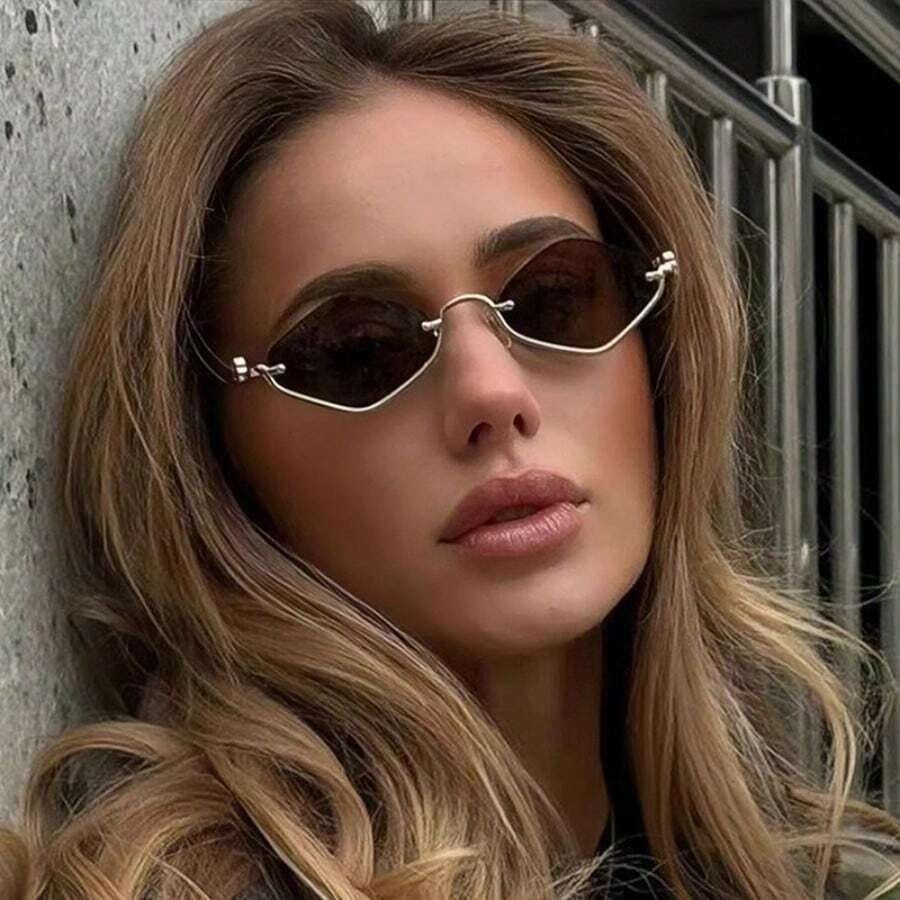 SHEIN نظارة شمس بتصميم ماسي بنص إطار ذهبي/رمادي