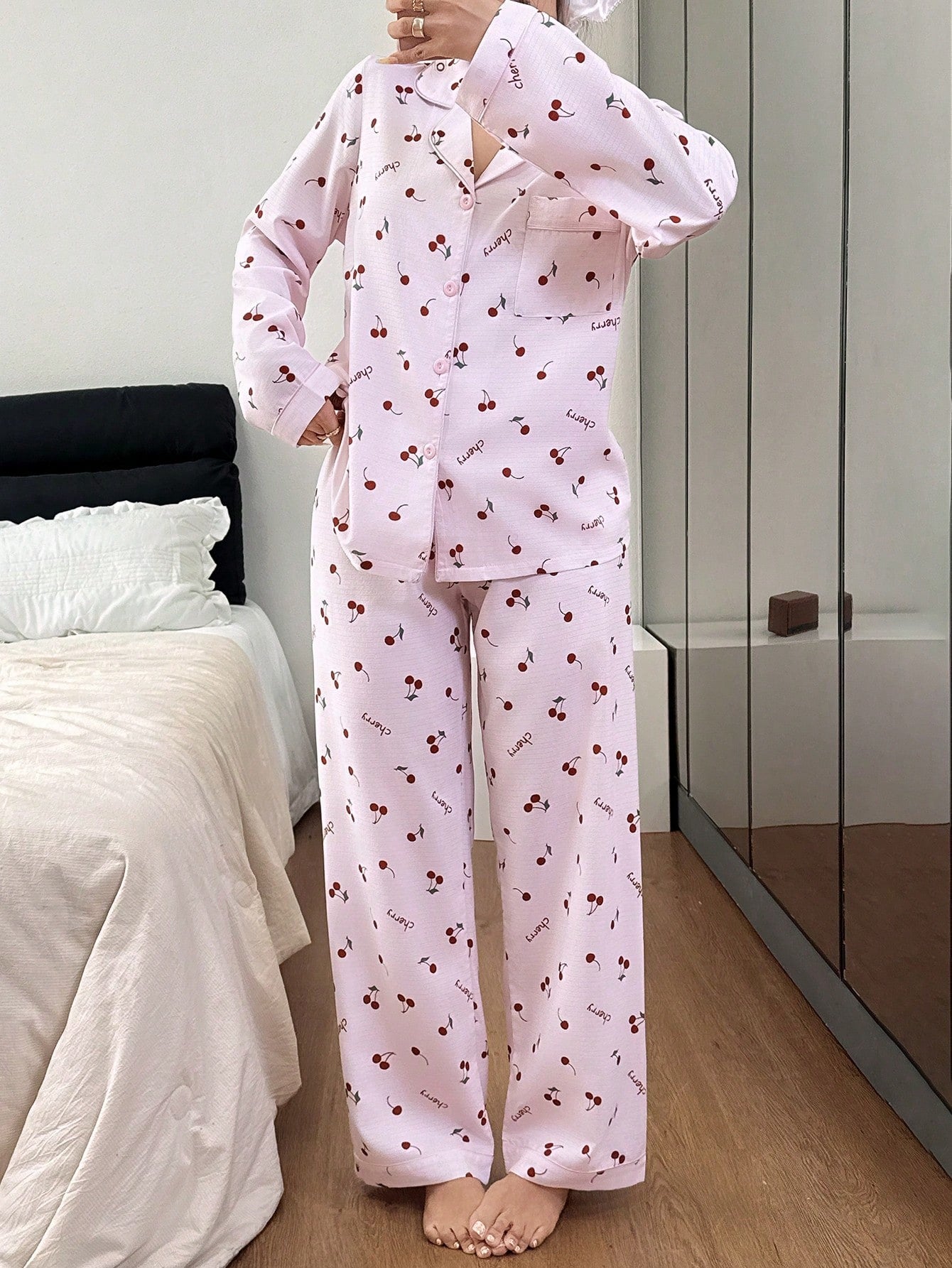 SHEIN طقم بيجامة نسائي بأكمام طويلة وياقة قلابة مطبوع بأزهار الكرز