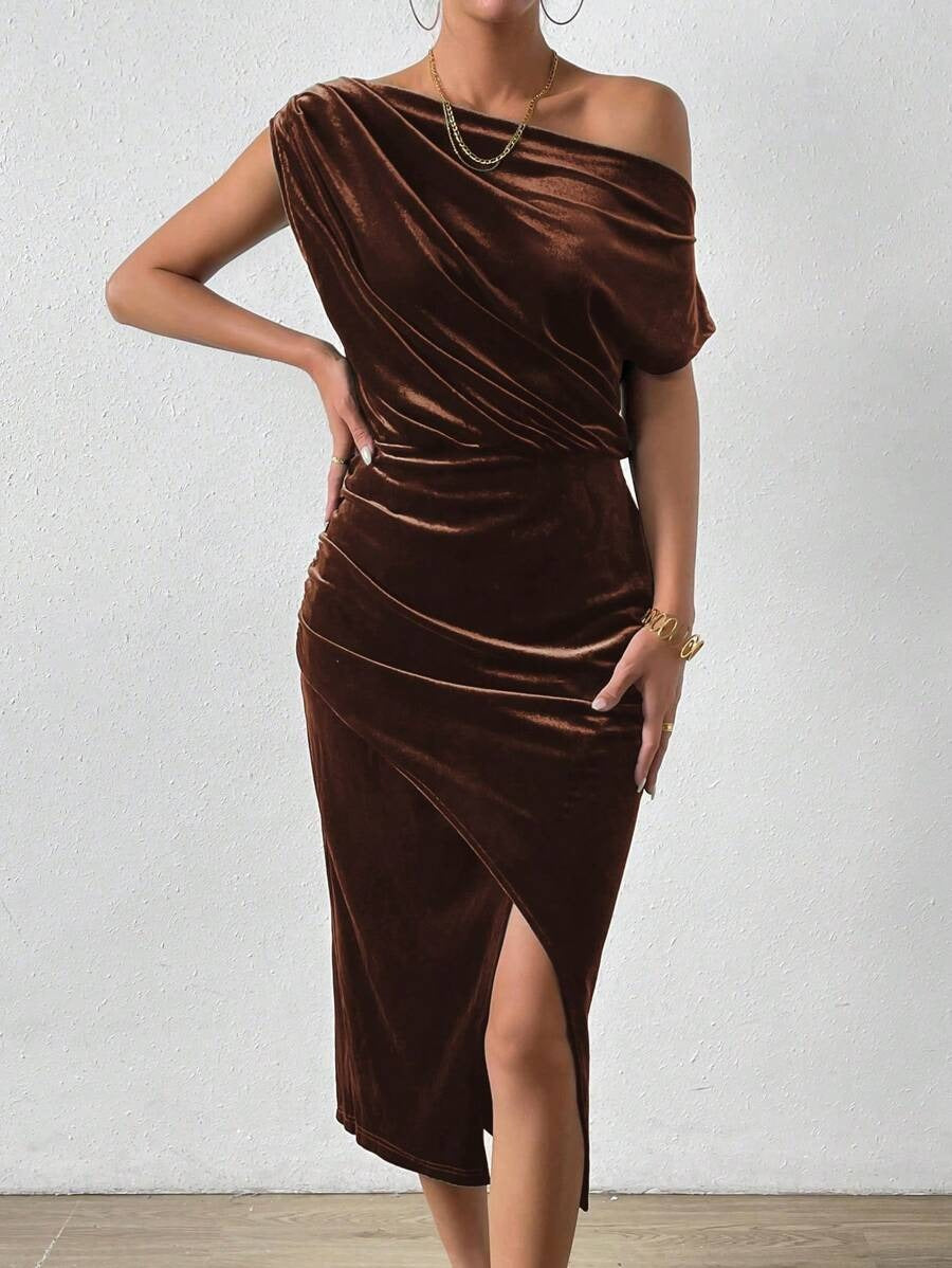 SHEIN فستان قطيفة ملكي بكتف واحد بلون بني