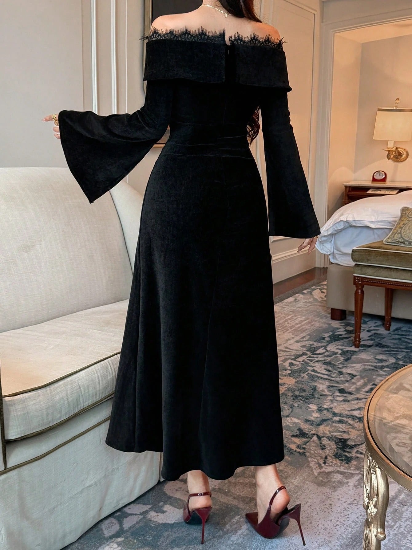 SHEIN DAZY فستان أسود من الدانتيل والقطيفة بكتف مكشوف وقصة ضيقة