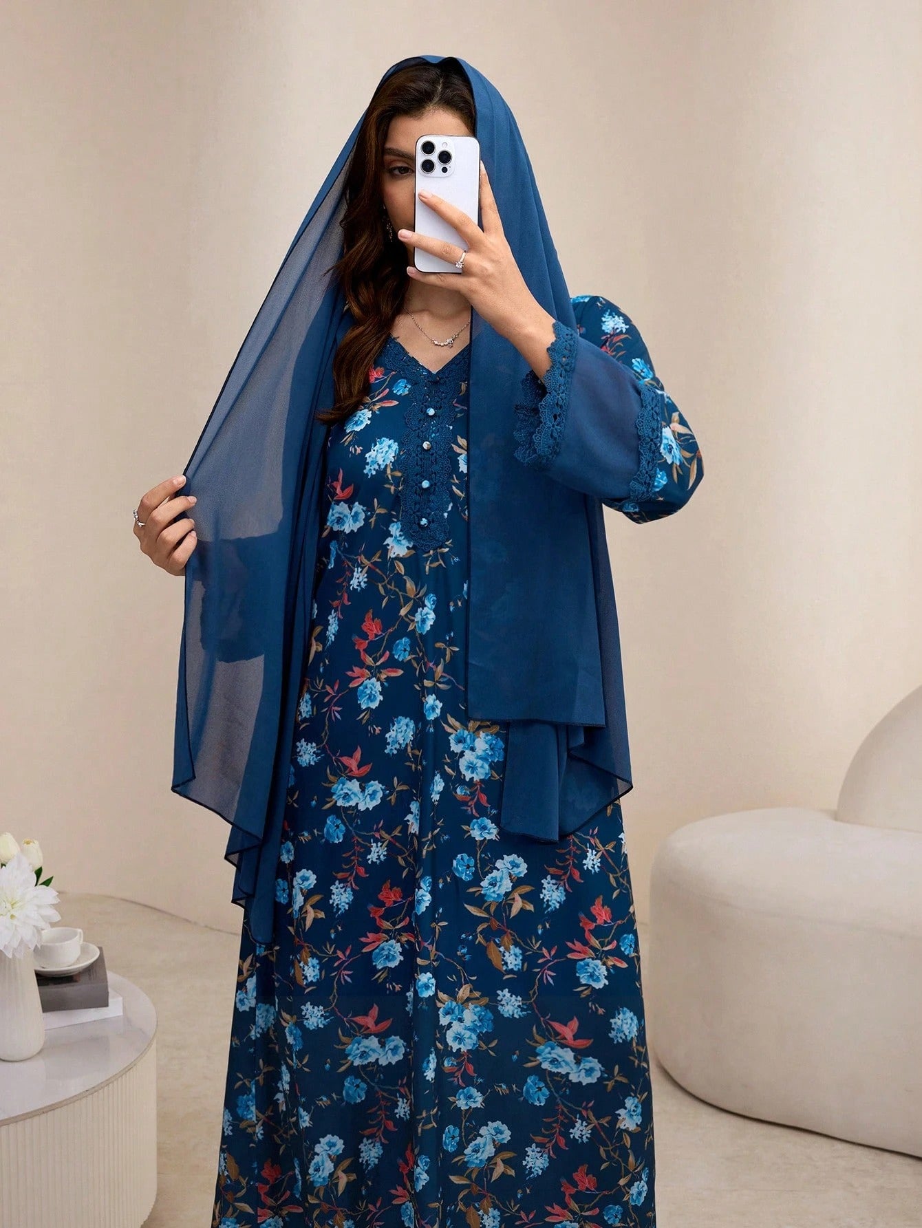 SHEIN Yasmyna  Vفستان شيفون بياقة بطبعة زهرية مع وشاح