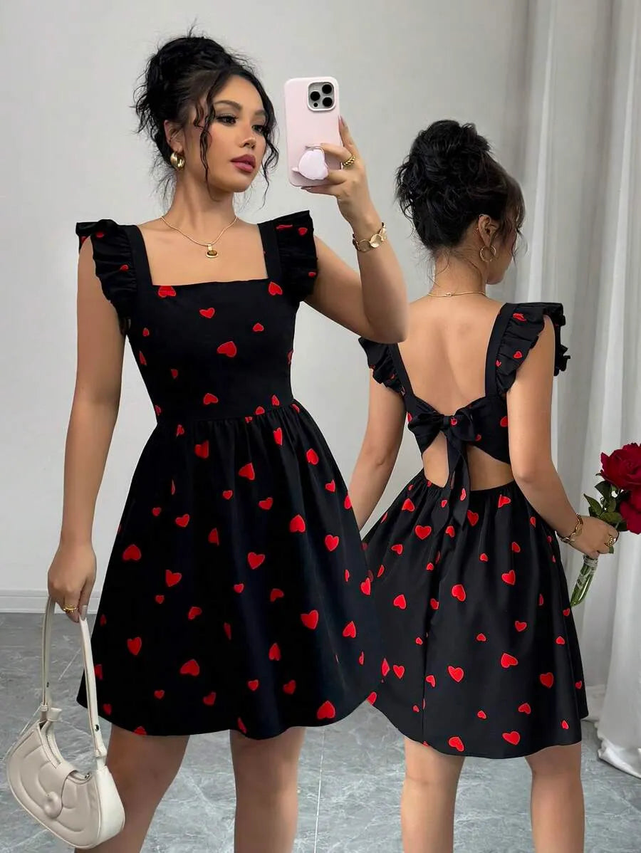 SHEIN Rafferiza فستان بلون احمر و اسود قصير بطبعات قلوب وبظهر مكشوف