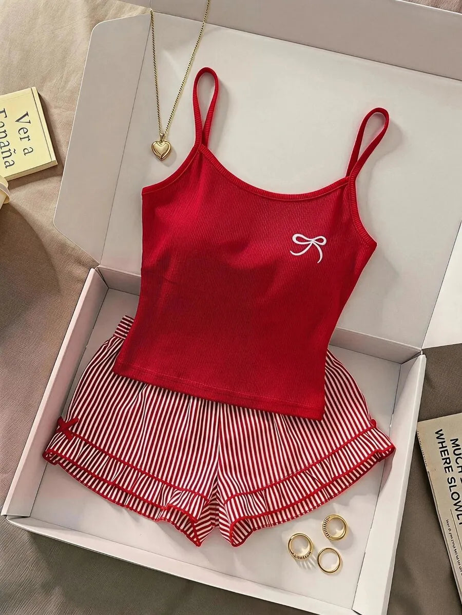 SHEIN MOD طقم بيجامة نسائي من قطعتين توب كامي مطرز بفيونكة وشورت مخطط بلون أحمر