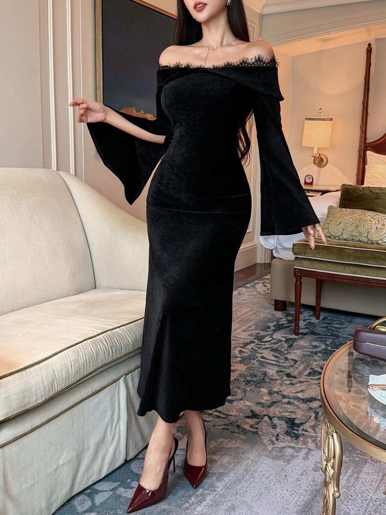 SHEIN DAZY فستان أسود من الدانتيل والقطيفة بكتف مكشوف وقصة ضيقة