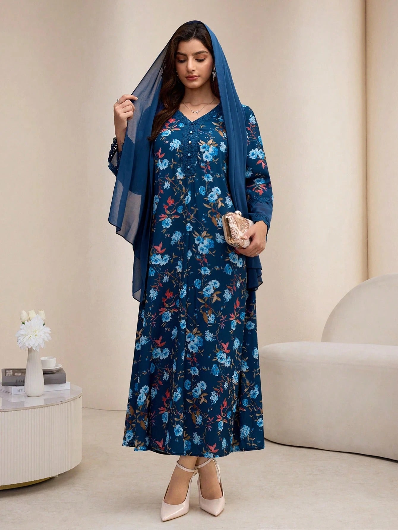 SHEIN Yasmyna  Vفستان شيفون بياقة بطبعة زهرية مع وشاح