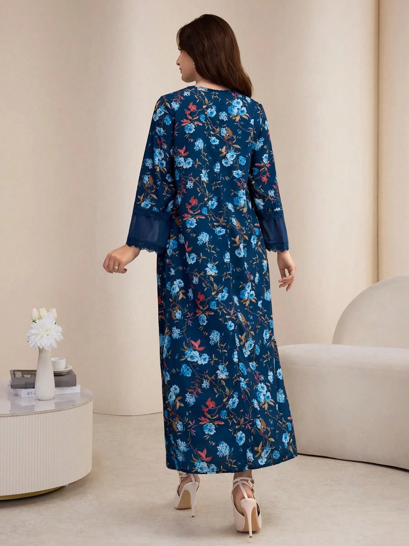 SHEIN Yasmyna  Vفستان شيفون بياقة بطبعة زهرية مع وشاح