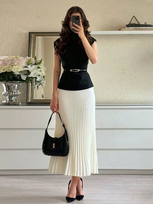 SHEIN طقم نسائي أنيق قطعتين (تيشيرت أسود بياقة مرتفعة + تنورة مكسرة باللون الأبيض) مع حزام