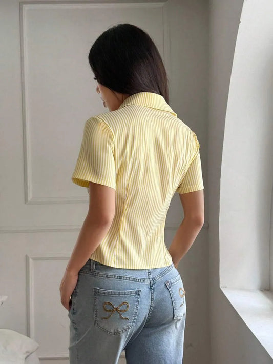 SHEIN قميص أصفر مخطط بأكمام قصيرة بنمط فرنسي ضيق