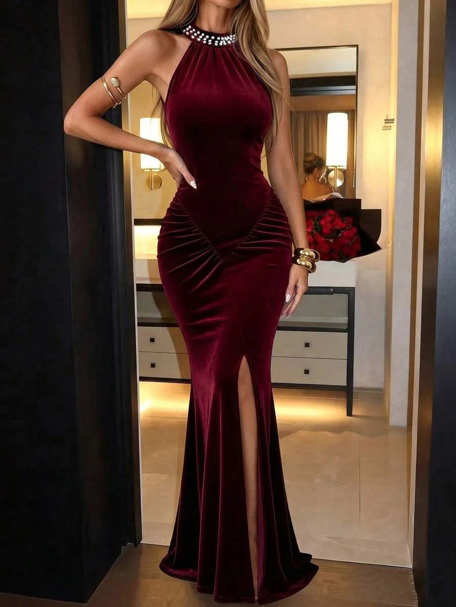 SHEIN فستان مخملي طويل بياقة هالتر وذيل سمكة مزين بخرز اللؤلؤ وشق جانبي بلون عنابي