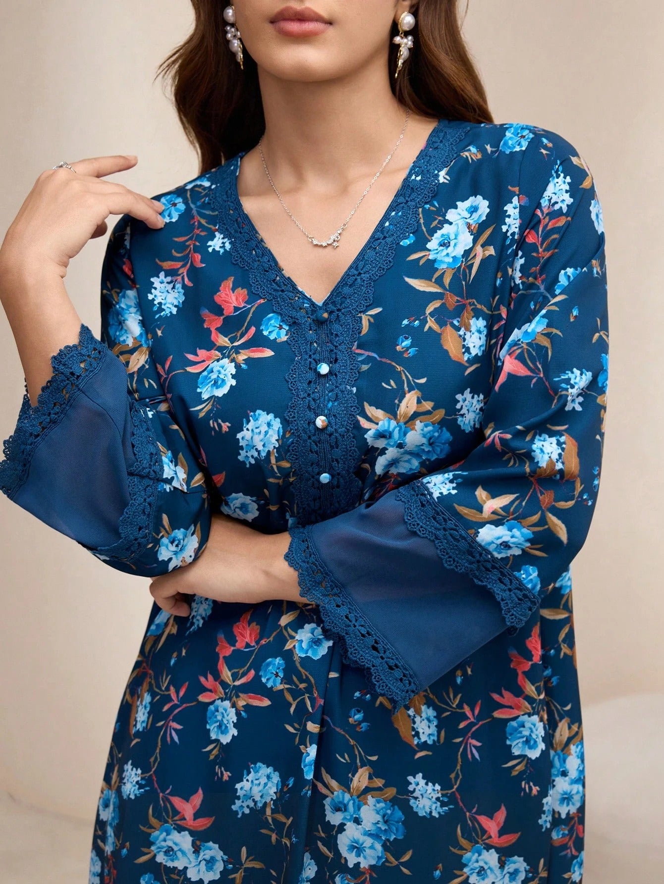 SHEIN Yasmyna  Vفستان شيفون بياقة بطبعة زهرية مع وشاح