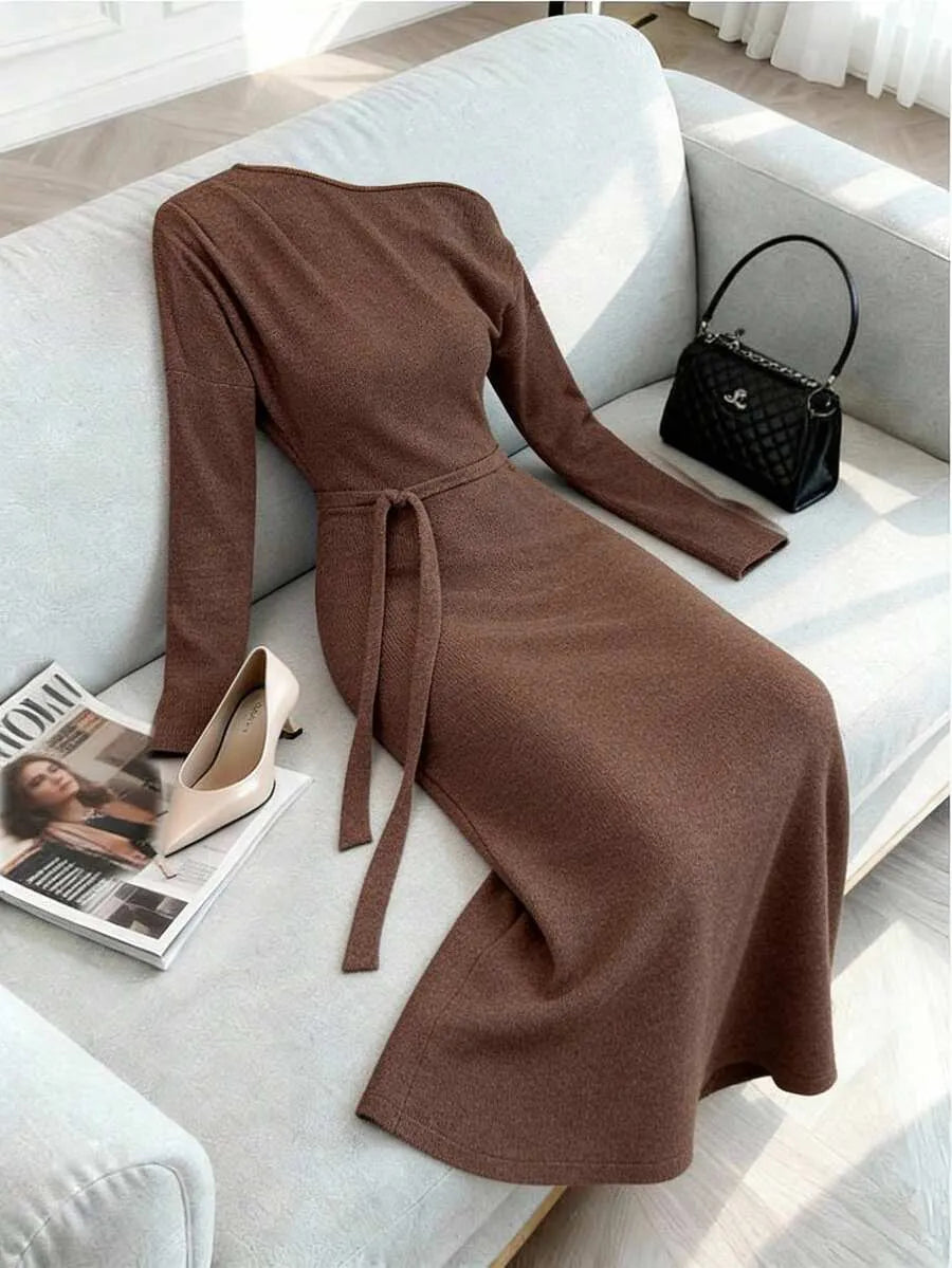 SHEIN Modelyn فستان نسائي طويل بكتف مائل وخصر عالٍ وأكمام ثلاثة أرباع بلون بني داكن