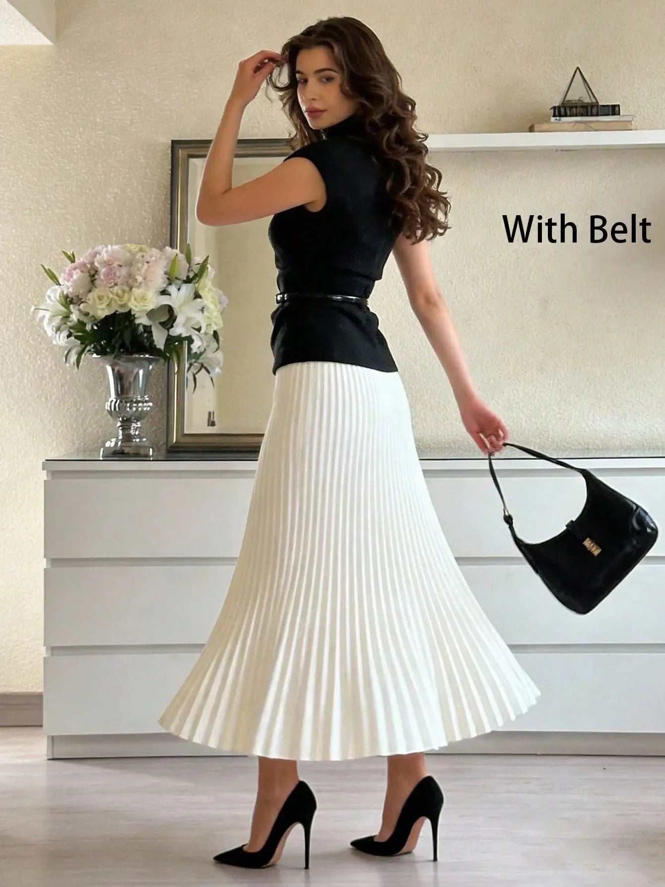 SHEIN طقم نسائي أنيق قطعتين (تيشيرت أسود بياقة مرتفعة + تنورة مكسرة باللون الأبيض) مع حزام