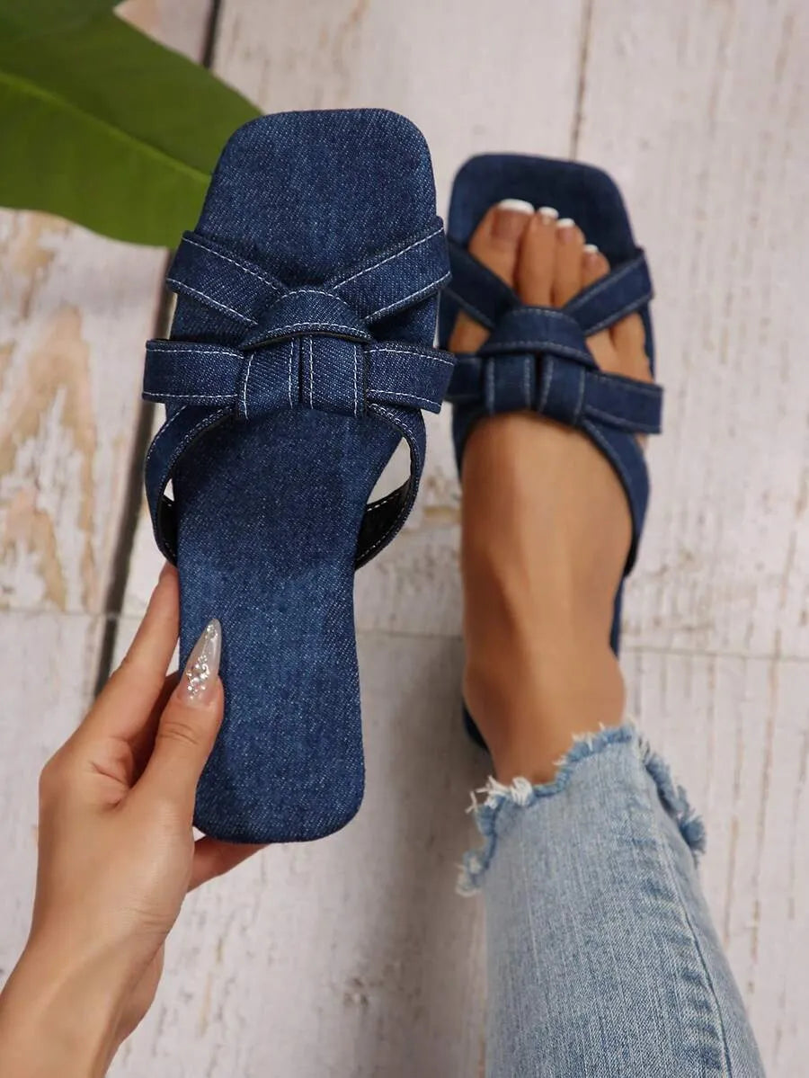 SHEIN شبشب نسائي مسطح بمقدمة مربعة وحزام متعرج ونقشة كامو