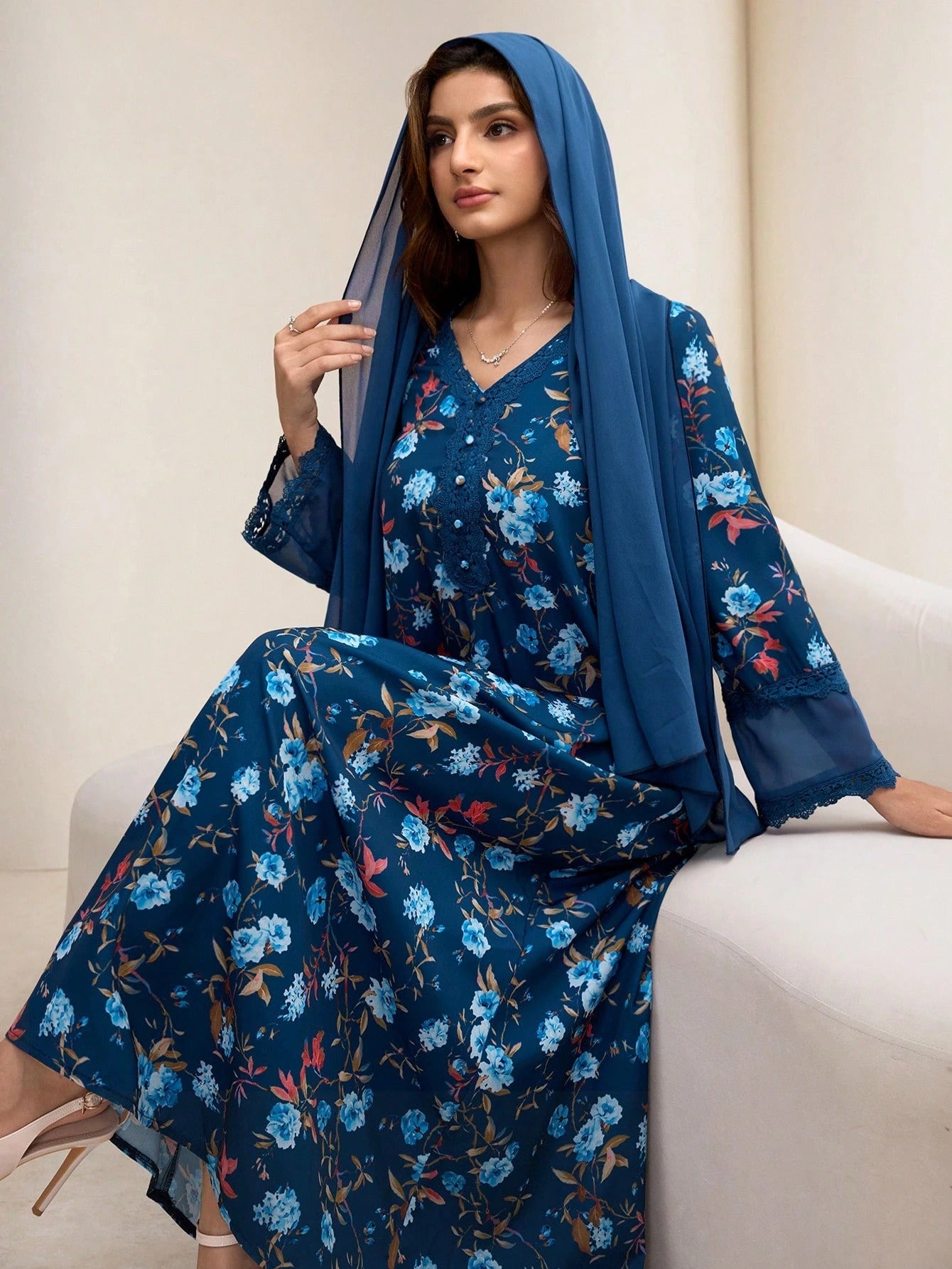 SHEIN Yasmyna  Vفستان شيفون بياقة بطبعة زهرية مع وشاح