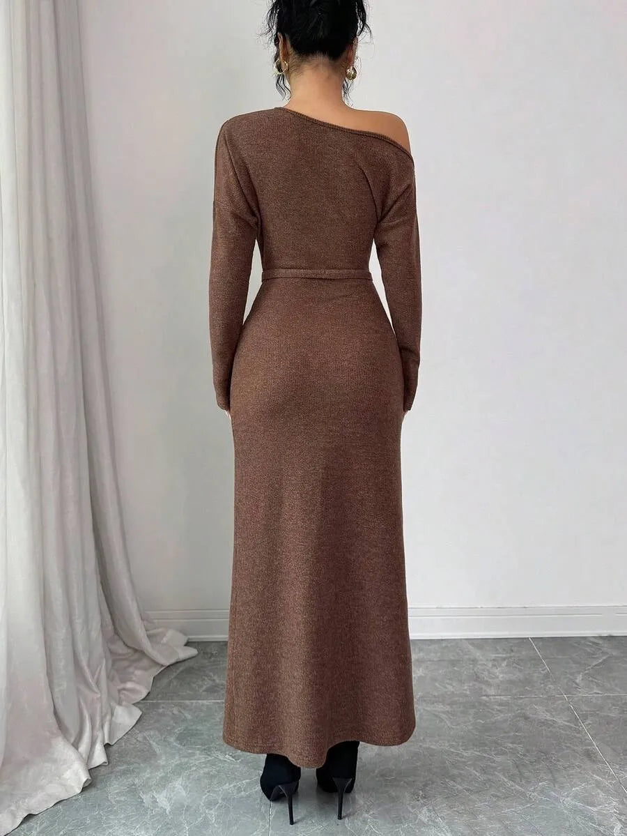 SHEIN Modelyn فستان نسائي طويل بكتف مائل وخصر عالٍ وأكمام ثلاثة أرباع بلون بني داكن