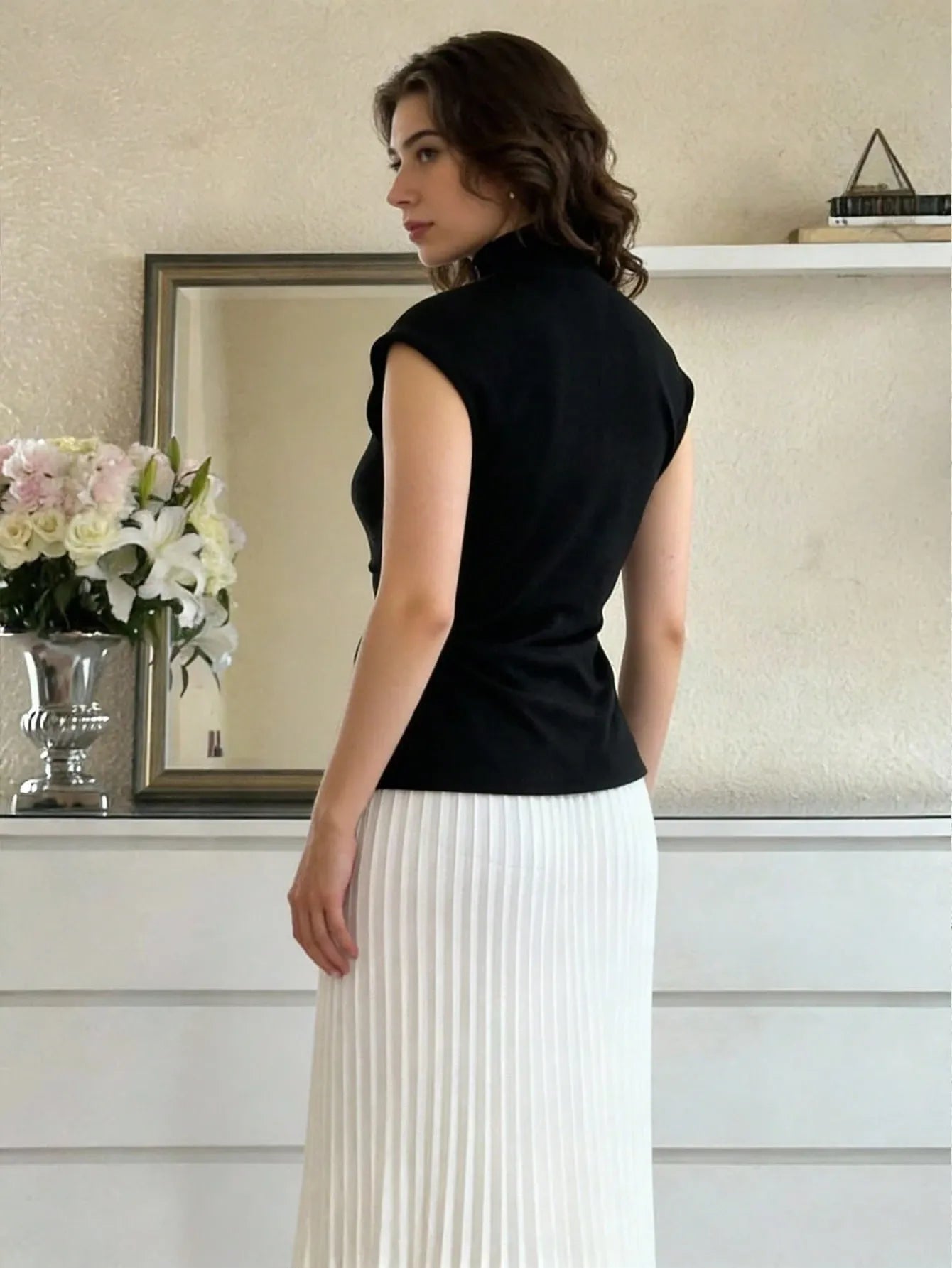 SHEIN طقم نسائي أنيق قطعتين (تيشيرت أسود بياقة مرتفعة + تنورة مكسرة باللون الأبيض) مع حزام