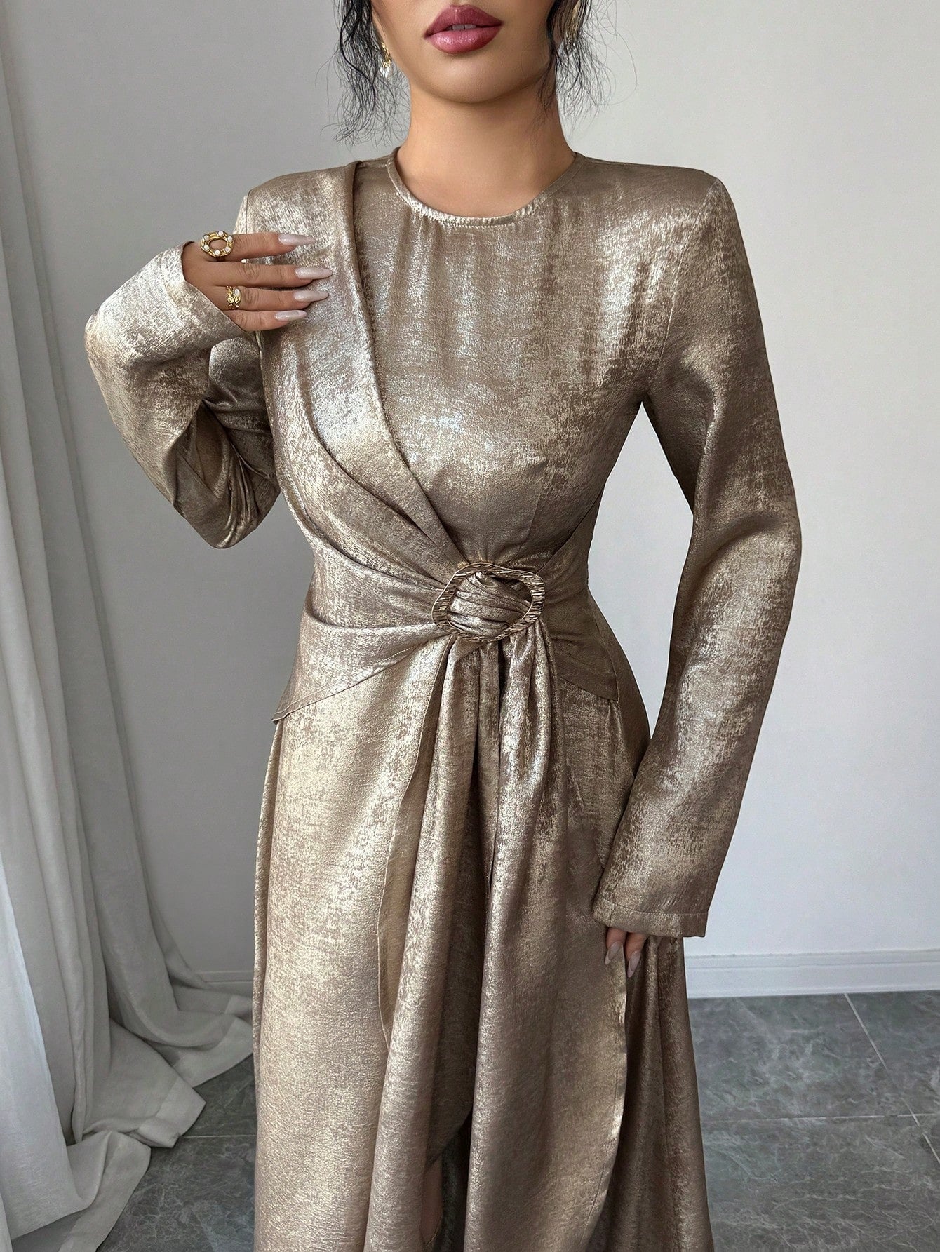 SHEIN Elenzga فستان ماكسي لامع بياقة مستديرة وربطة خصر متقاطعة