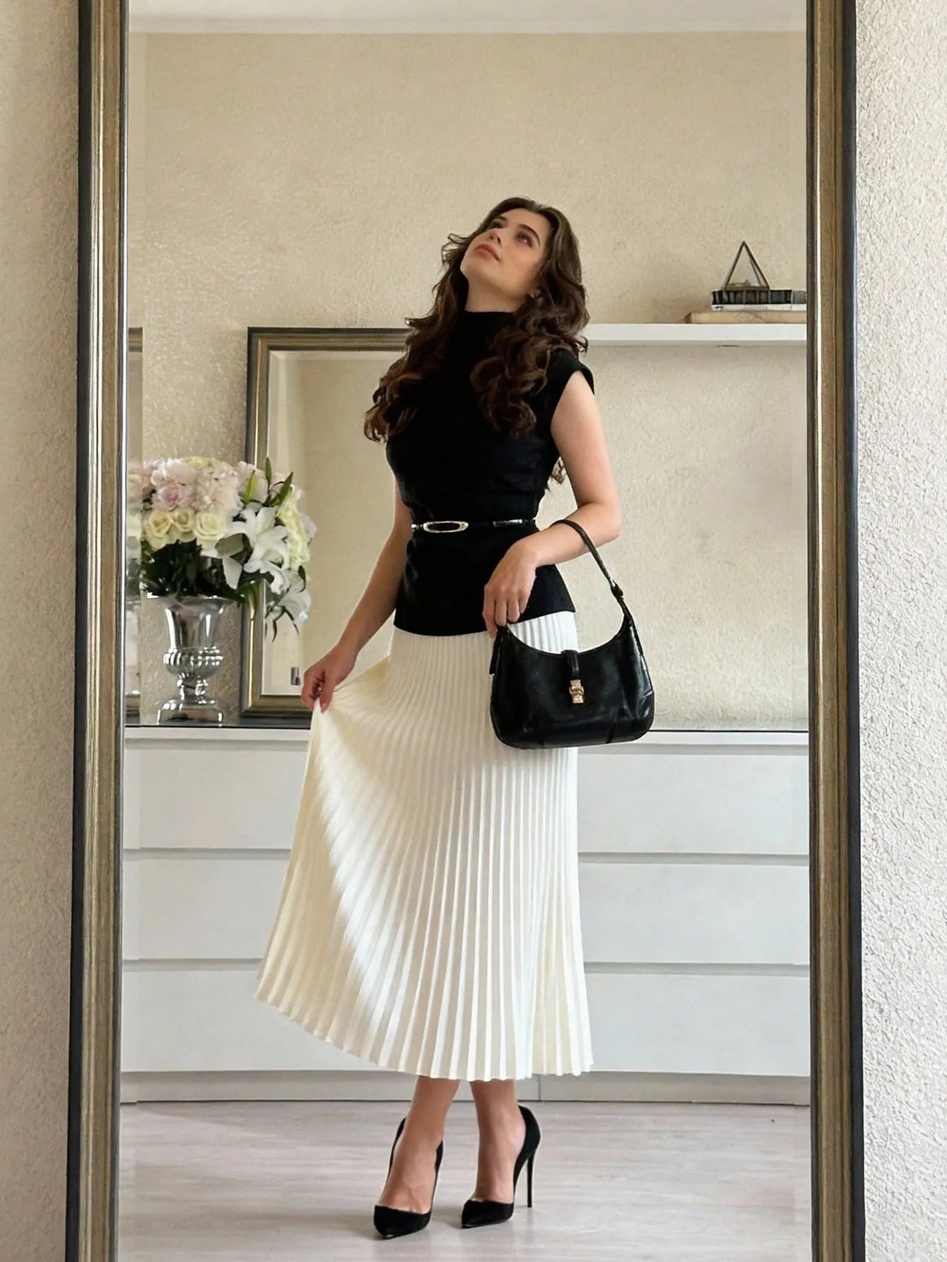 SHEIN طقم نسائي أنيق قطعتين (تيشيرت أسود بياقة مرتفعة + تنورة مكسرة باللون الأبيض) مع حزام