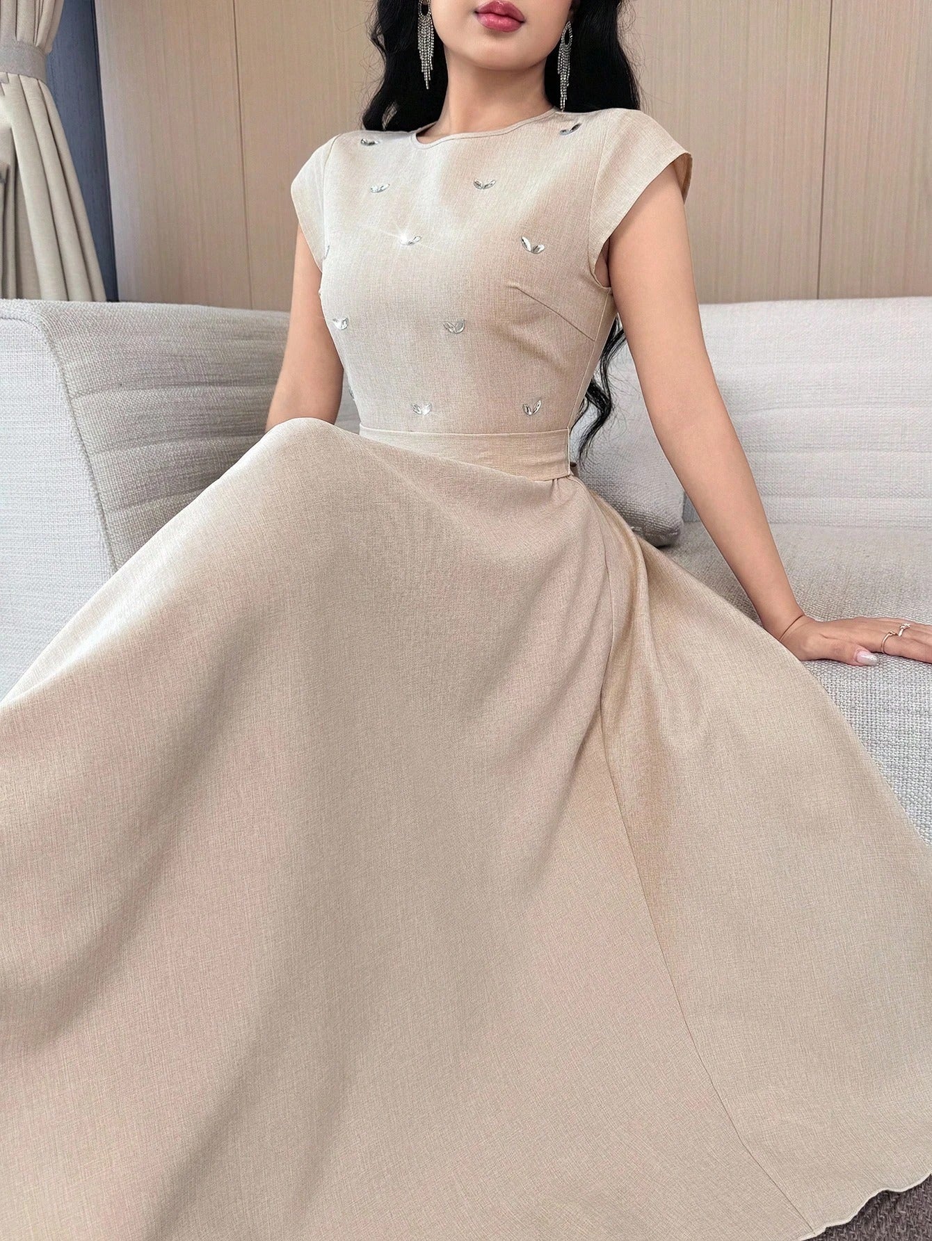 SHEIN Feyla فستان طويل مزين براين ستون وذيل متدرج