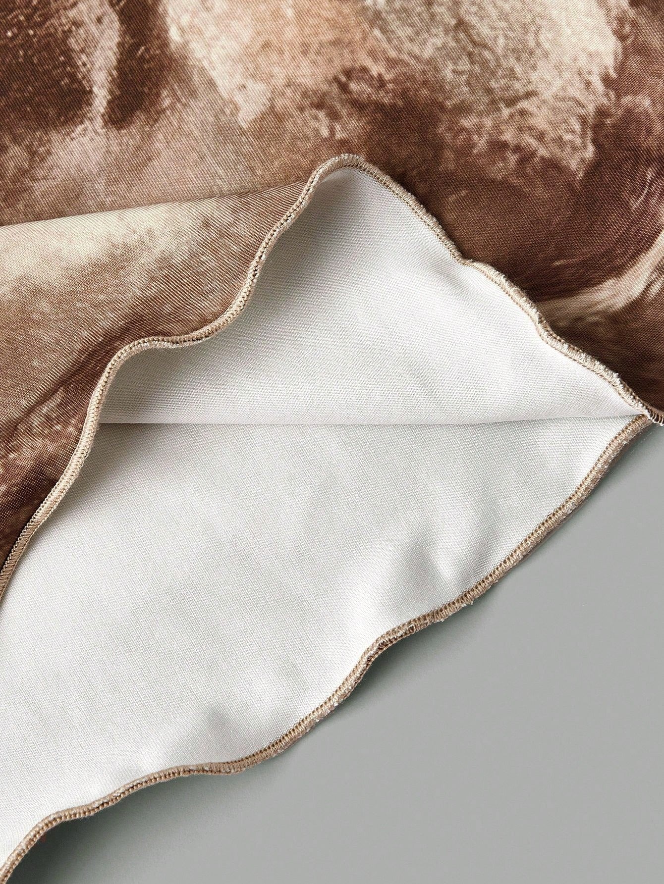 SHEIN MOD تنورة ضيقة ذيل سمكة بصبغة ربطة عنق ورقبة عميقة