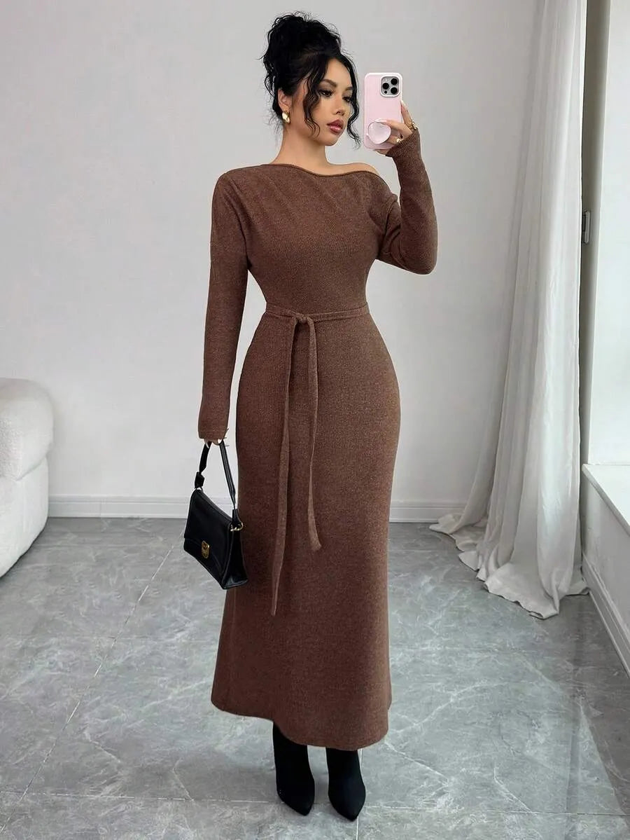 SHEIN Modelyn فستان نسائي طويل بكتف مائل وخصر عالٍ وأكمام ثلاثة أرباع بلون بني داكن