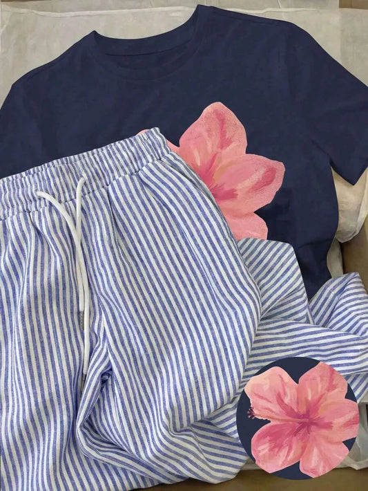 SHEIN طقم كاجوال صيفي نسائي من قطعتين: تيشيرت كحلي بطبعة زهور مع بنطال مخطط مريح