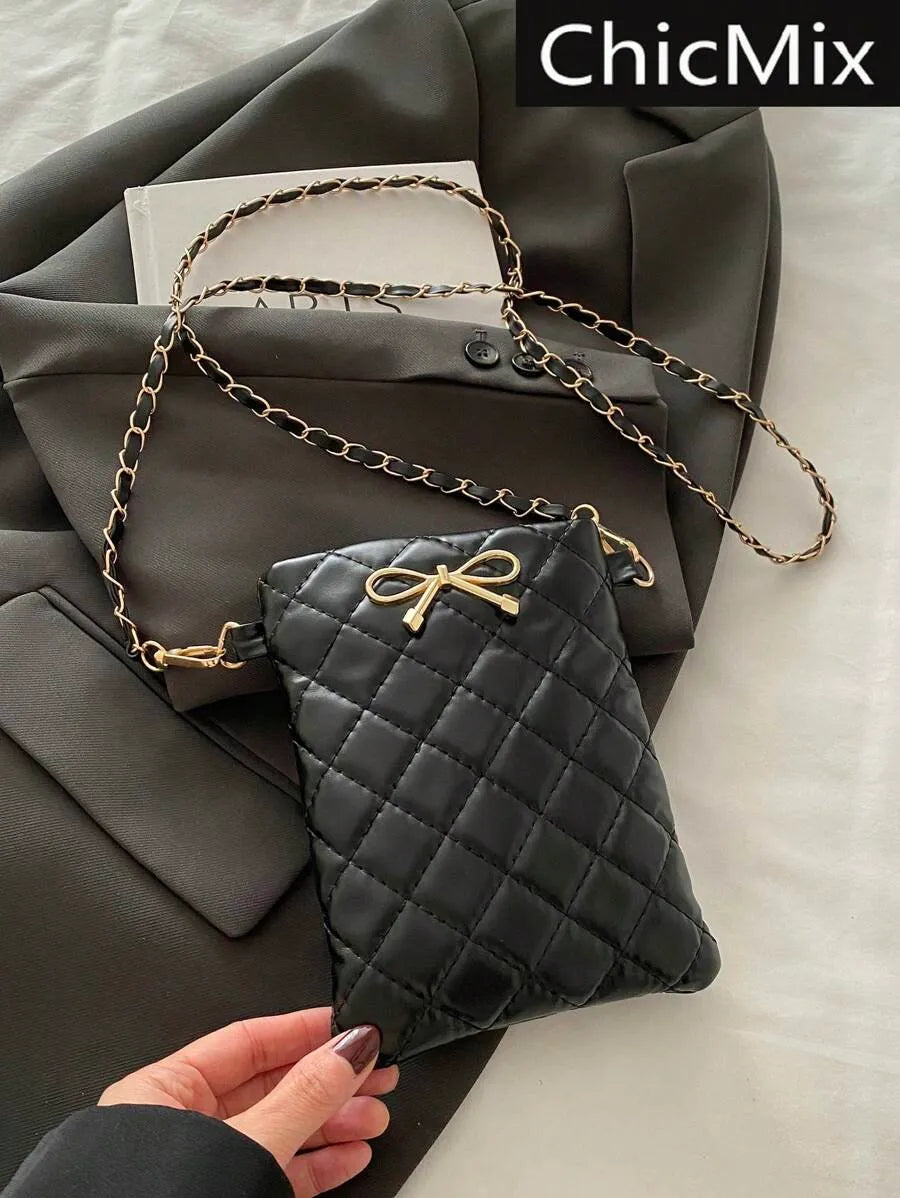 SHEIN حقيبة كروس بدي مبطنة بلون أحادي مزينة بنمط معين وشريط معدني