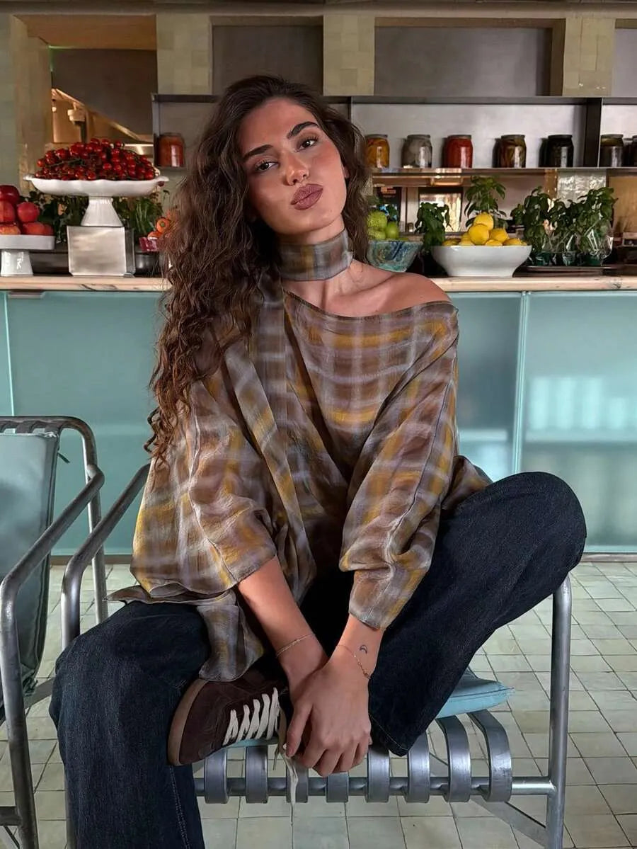 SHEIN بلوزة فضفاضة بياقة دائرية وأكمام قصيرة وحافة غير متماثلة بنقشة مربعات متعددة الألوان