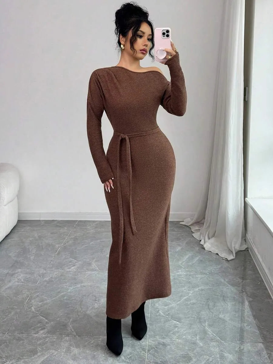 SHEIN Modelyn فستان نسائي طويل بكتف مائل وخصر عالٍ وأكمام ثلاثة أرباع بلون بني داكن