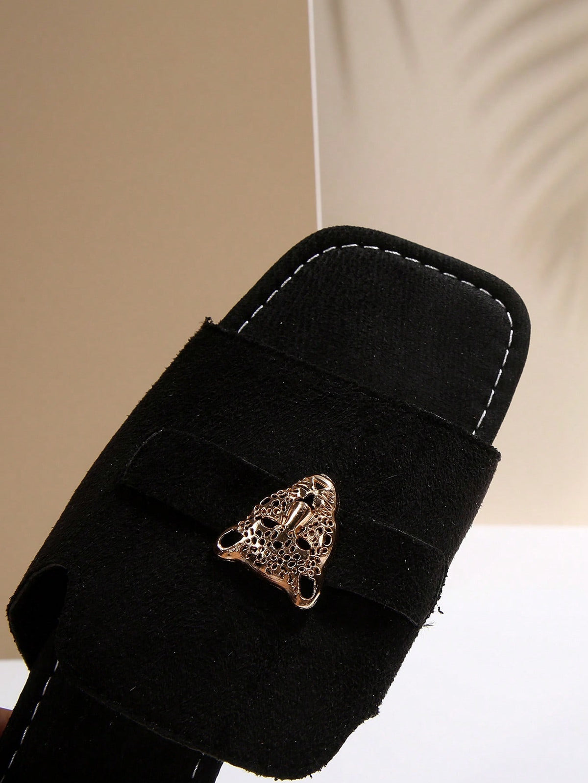 SHEIN صندل نسائي مسطح لون أسود مزين بأكسسوار