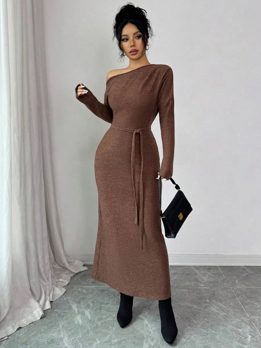 SHEIN Modelyn فستان نسائي طويل بكتف مائل وخصر عالٍ وأكمام ثلاثة أرباع بلون بني داكن