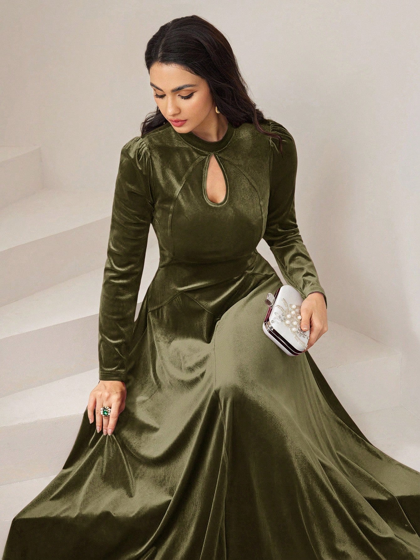 SHEIN Modelyn فستان سهرة طويل اخضر زيتون بياقة مفتوحة وأكمام منتفخة