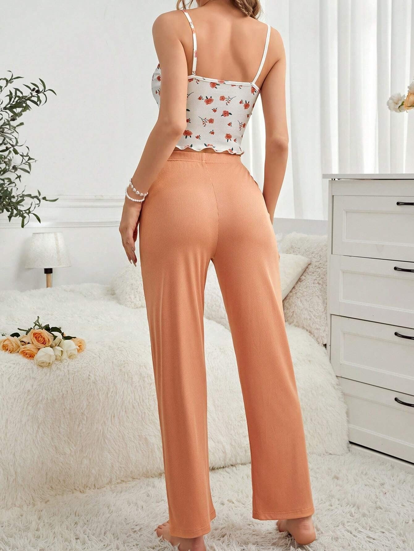 SHEIN Snug Zone طقم بيجامة نسائي مطبوع بالزهور تي شيرت وبنطلون