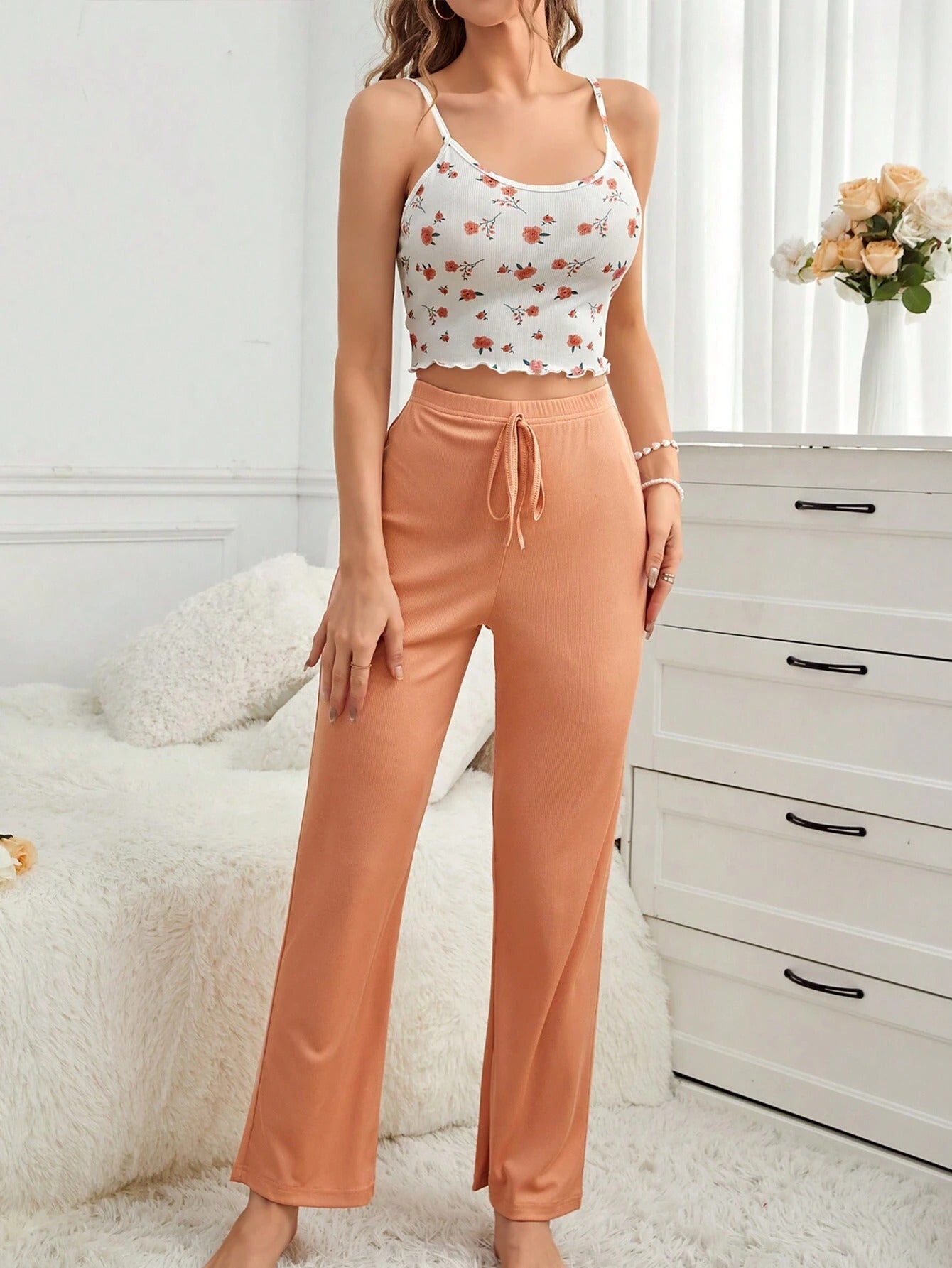 SHEIN Snug Zone طقم بيجامة نسائي مطبوع بالزهور تي شيرت وبنطلون