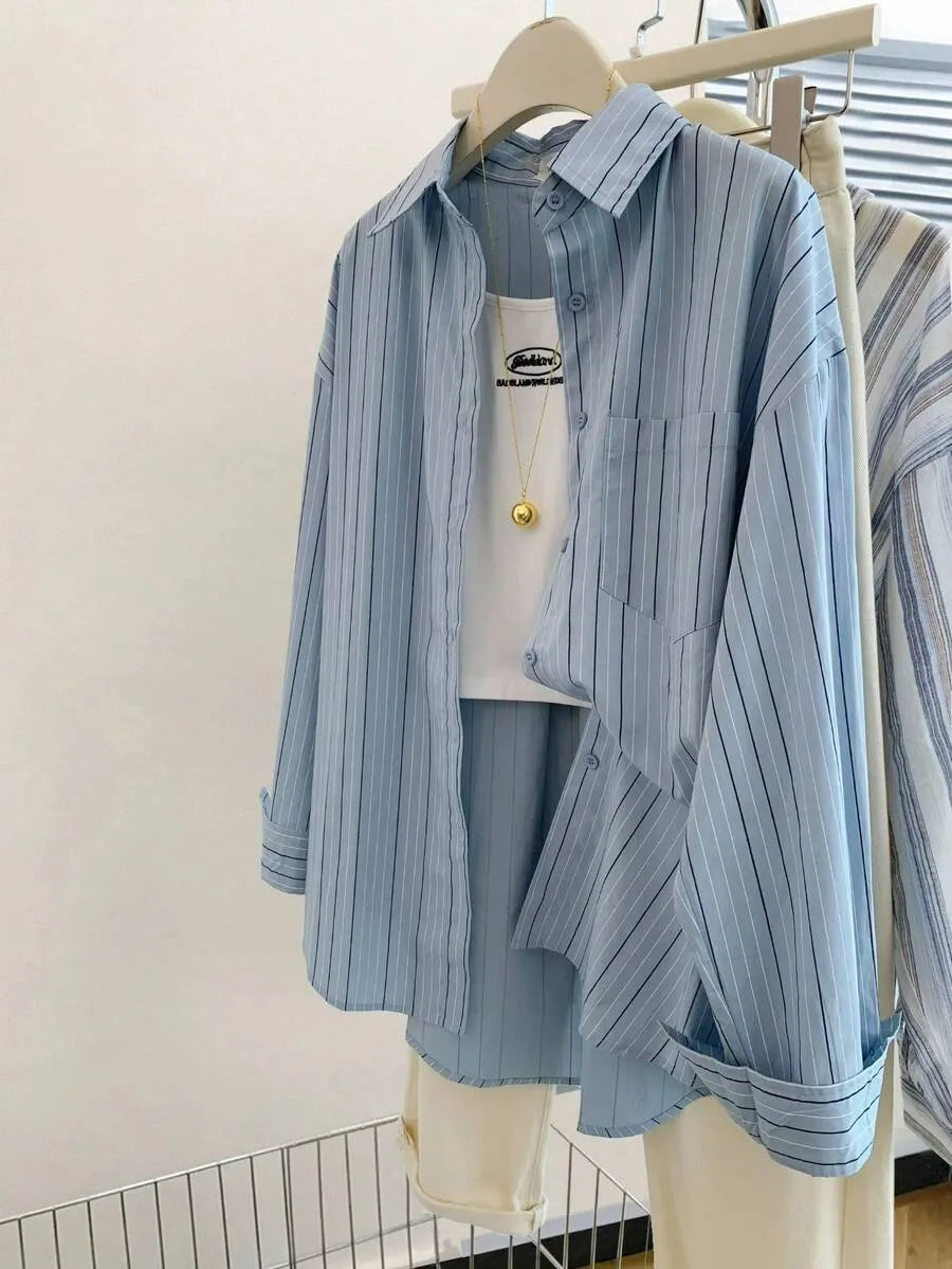 SHEIN قميص نسائي فضفاض بأزرار وجيوب مخططة وأكتاف منخفضة بلون أزرق