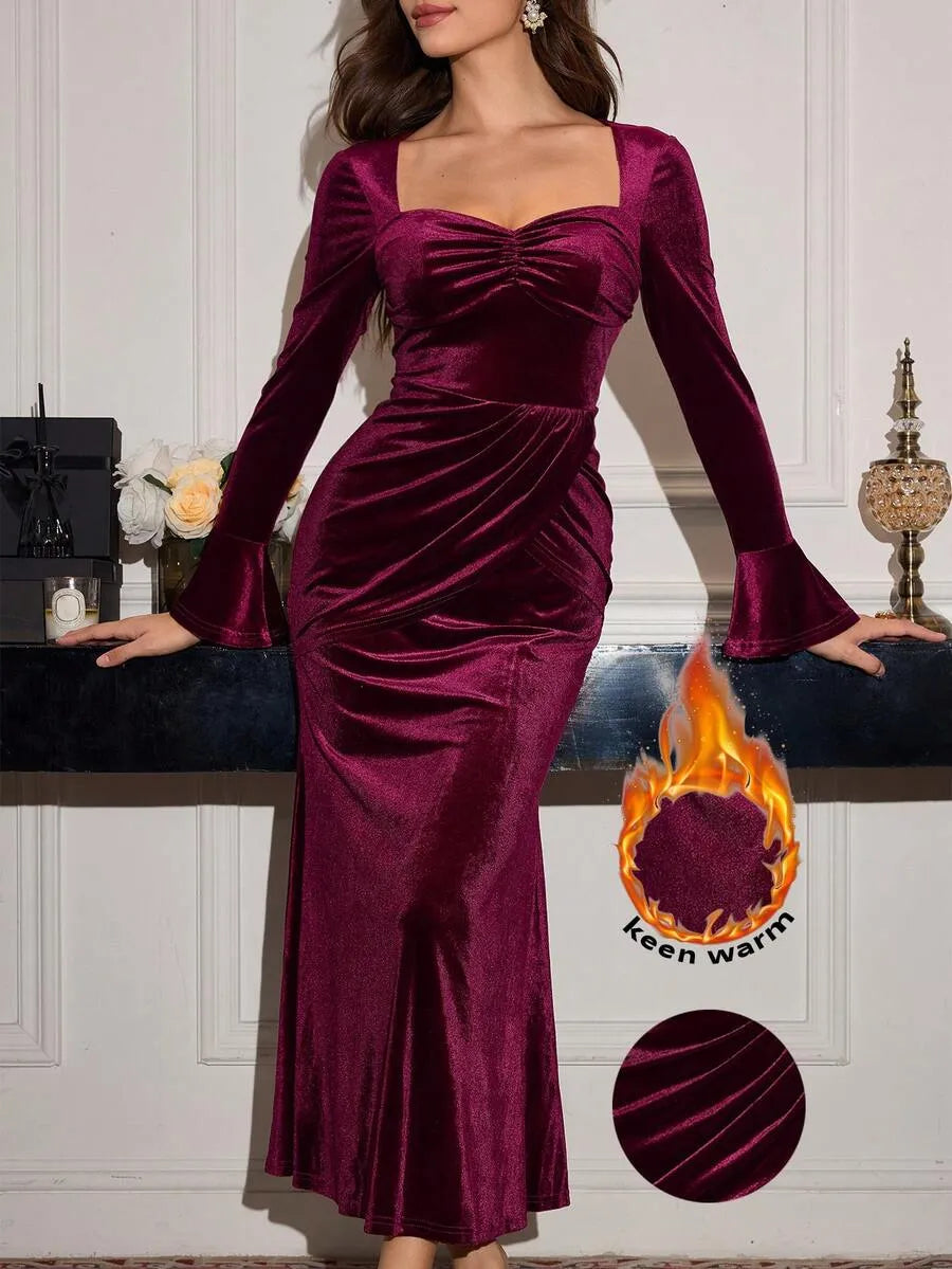 SHEIN Modelyn فستان مخملي طويل بياقة قلب وأكمام بفتحات وثنيات بلون أحمر