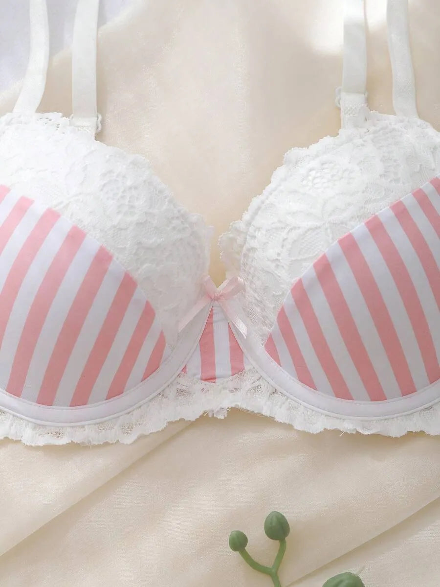 SHEIN DelicateAllure حمالة صدر سلكية بوش أب مزينة بالدانتيل