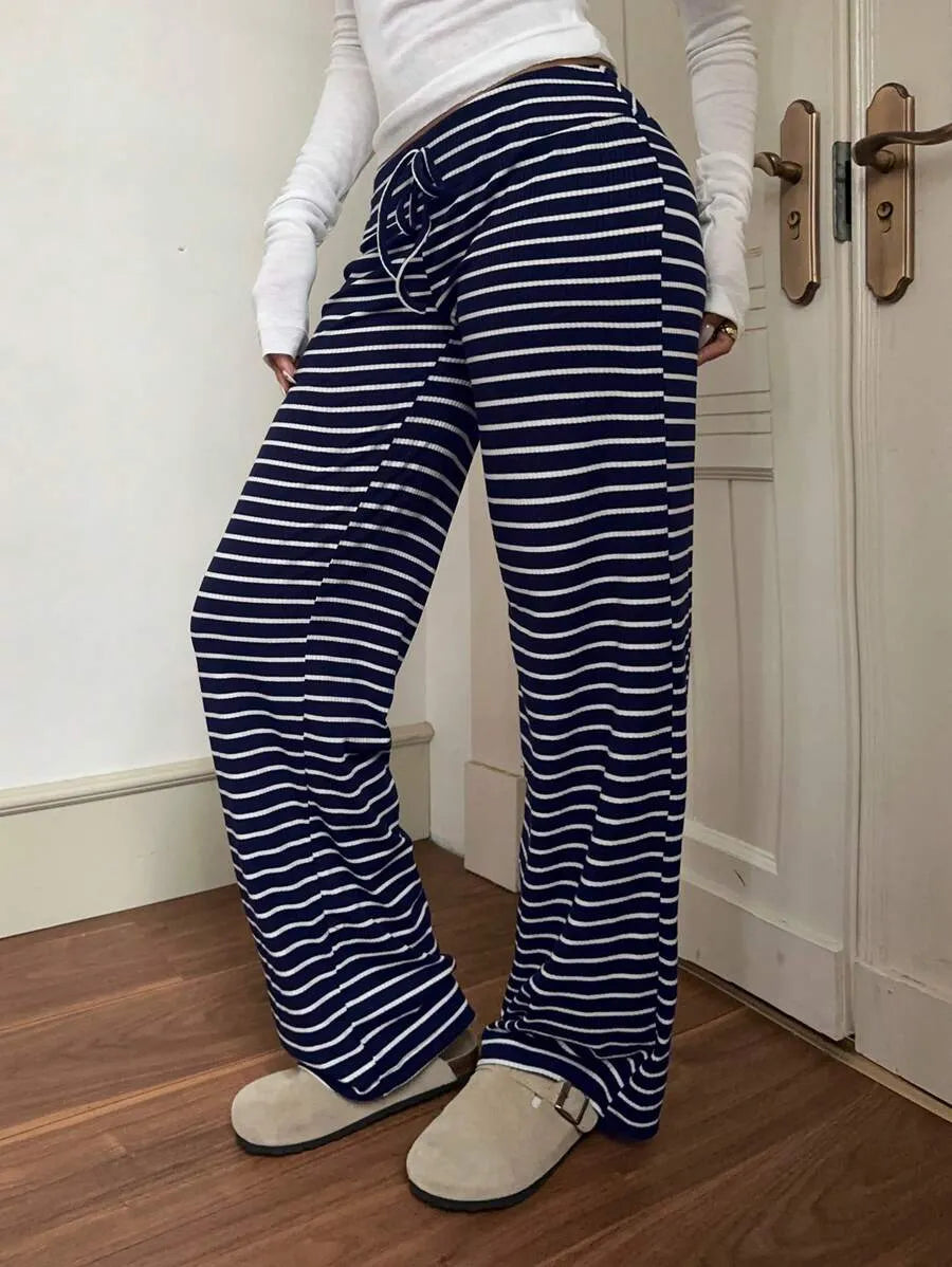SHEIN EZwear بنطلون بلون ازرق وابيض واسع الساق من الساتان بخصر منخفض مخطط