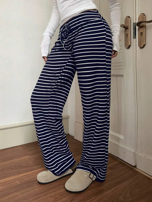 SHEIN EZwear بنطلون بلون ازرق وابيض واسع الساق من الساتان بخصر منخفض مخطط