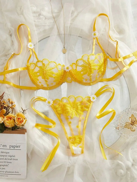 SHEIN طقم ملابس داخلية من قطعتين بحمالة صدر وسروال داخلي مزينين بتطريز زهور بلون أصفر
