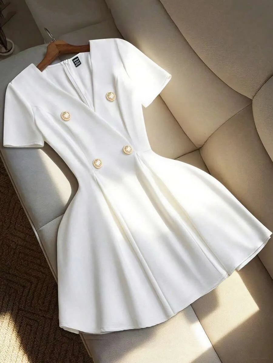 SHEIN Franclia فستان بلون أبيض قصير وأكمام قصيرة بأزرار مزدوجة وحزام