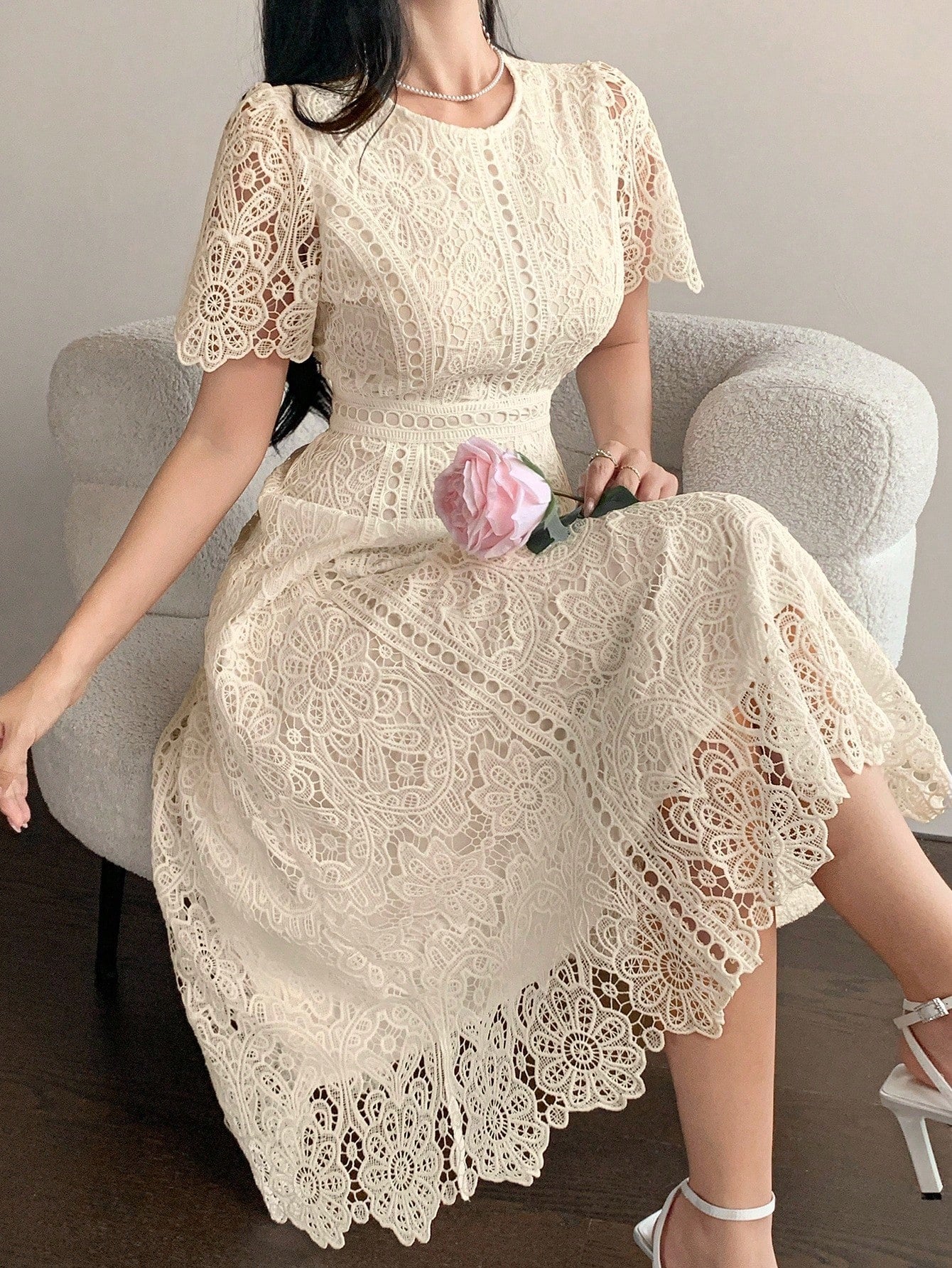 SHEIN DAZY فستان قصير بأكمام قصيرة مزين بالدانتيل
