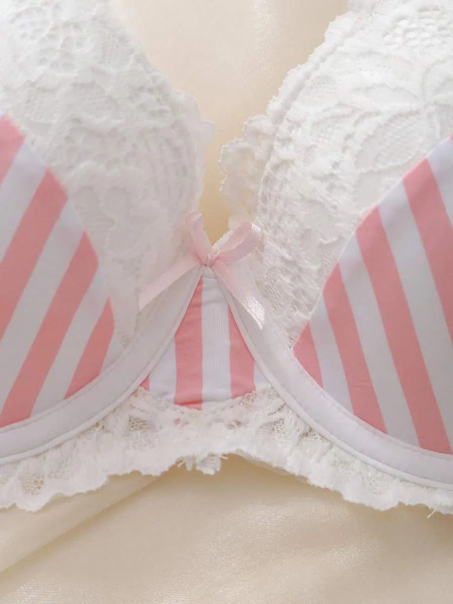 SHEIN DelicateAllure حمالة صدر سلكية بوش أب مزينة بالدانتيل