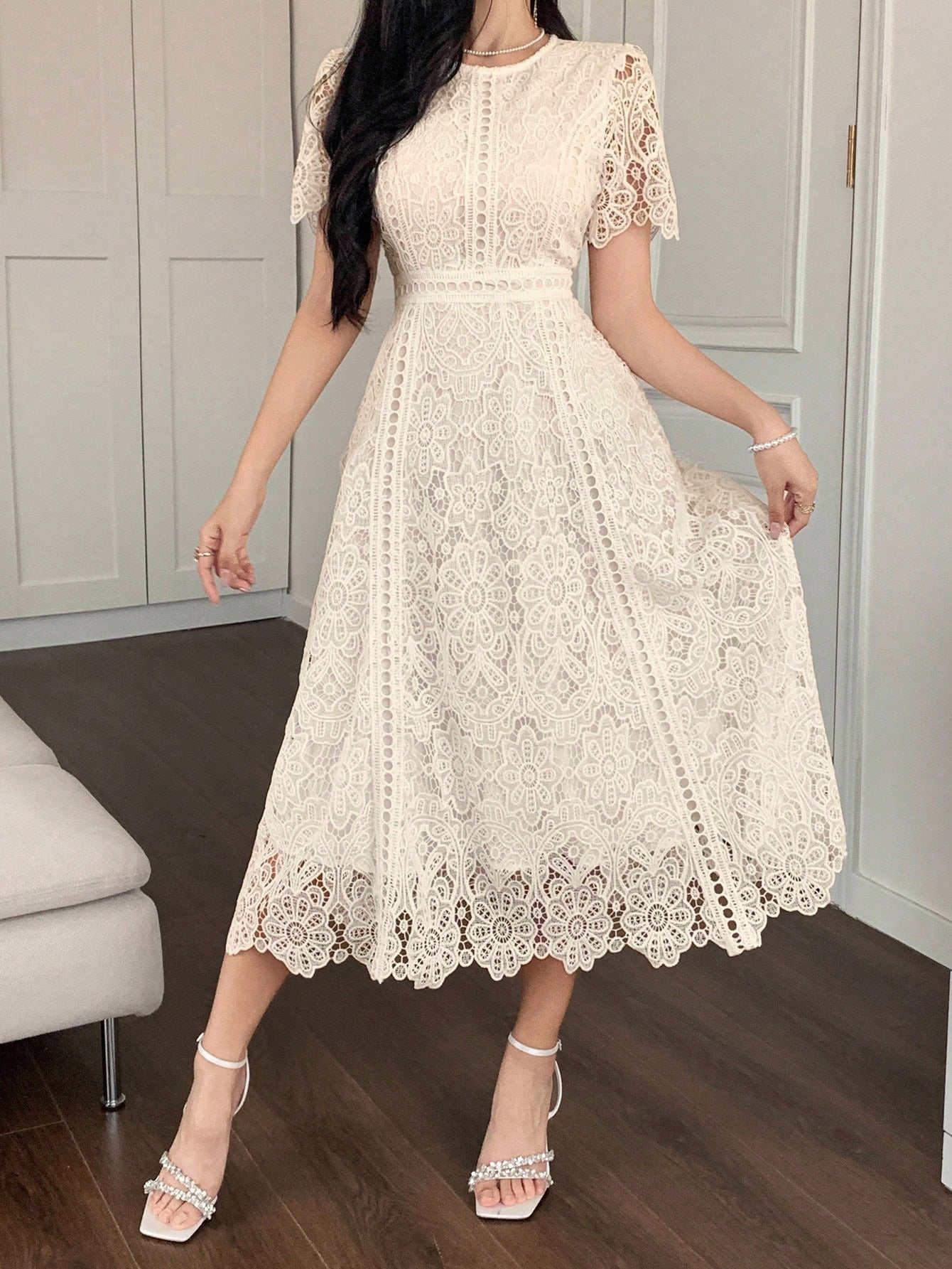 SHEIN DAZY فستان قصير بأكمام قصيرة مزين بالدانتيل