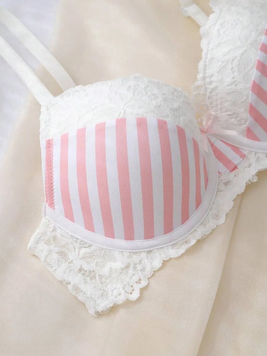 SHEIN DelicateAllure حمالة صدر سلكية بوش أب مزينة بالدانتيل