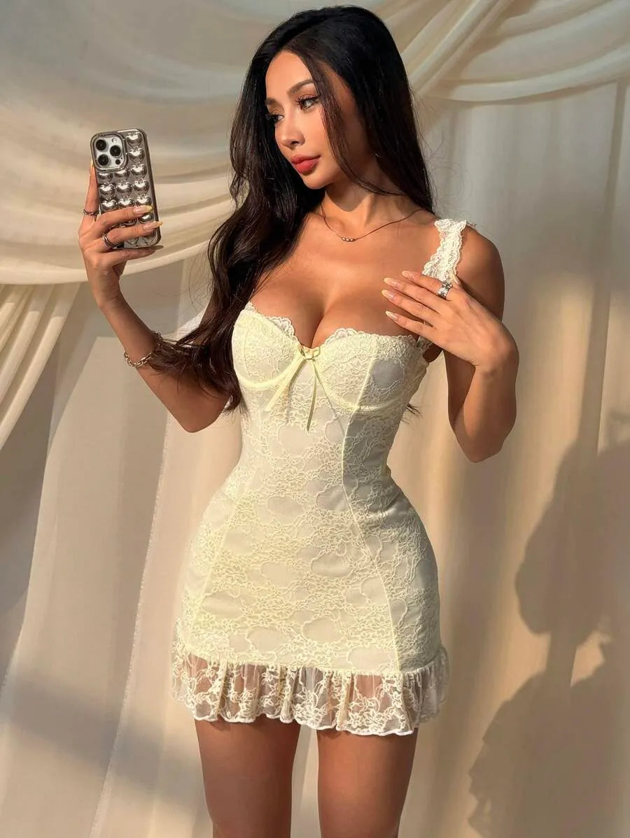 SHEIN EZwear فستان أصفر ميني ضيق بدون أكمام بتفاصيل دانتيل وكشكش وفيونكة
