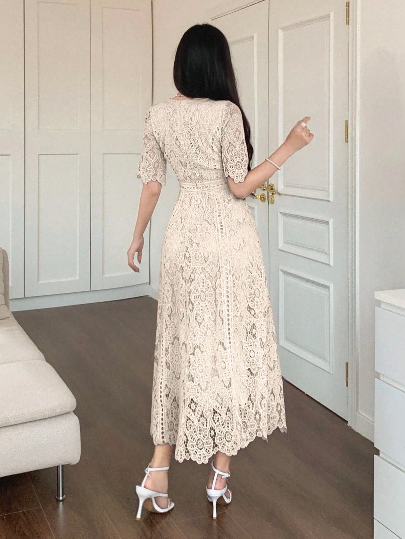 SHEIN DAZY فستان قصير بأكمام قصيرة مزين بالدانتيل