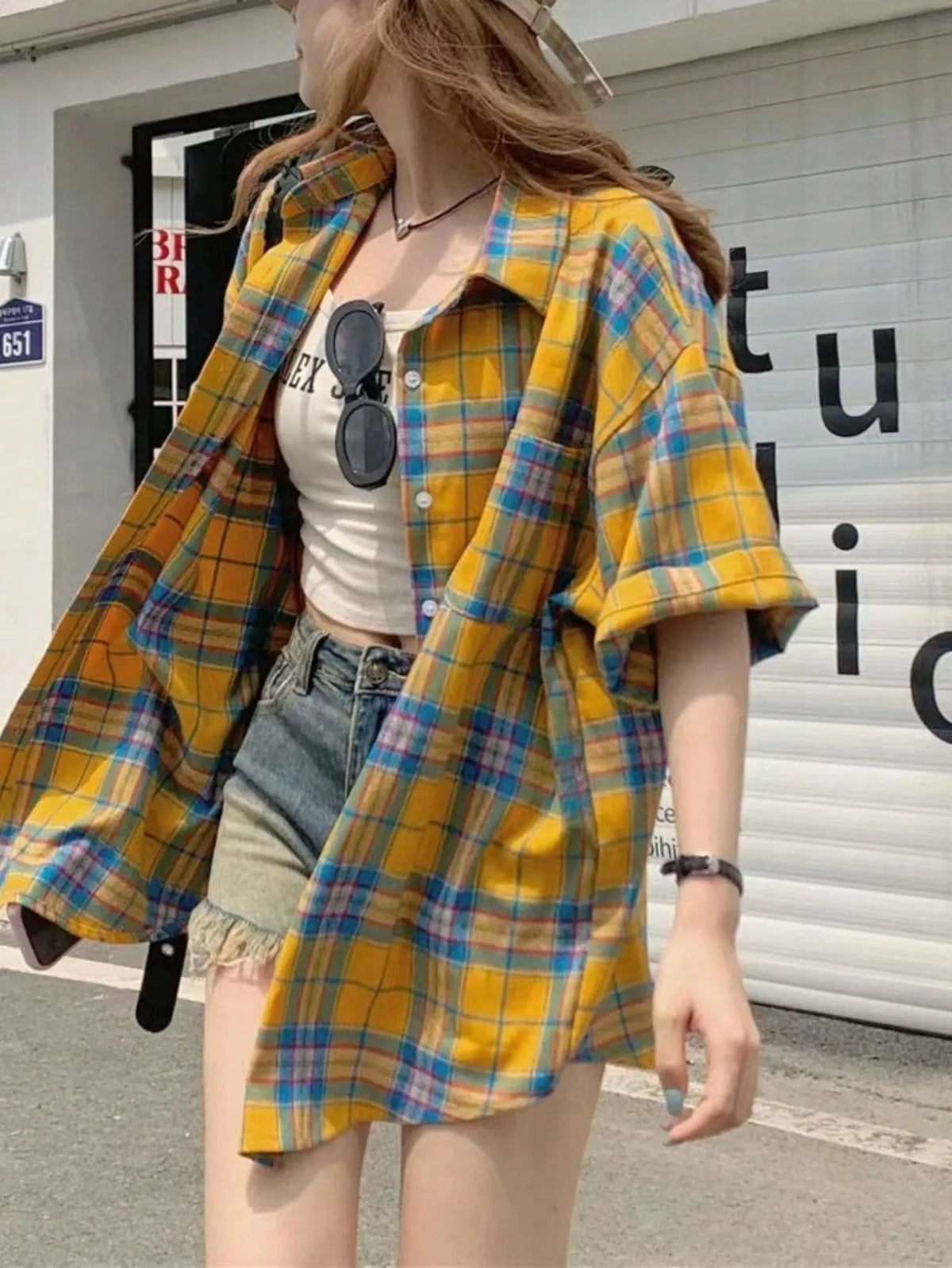 SHEIN قميص نسائي فضفاض طويل بنقشة مربعات وأزرار وجيوب بلون أصفر