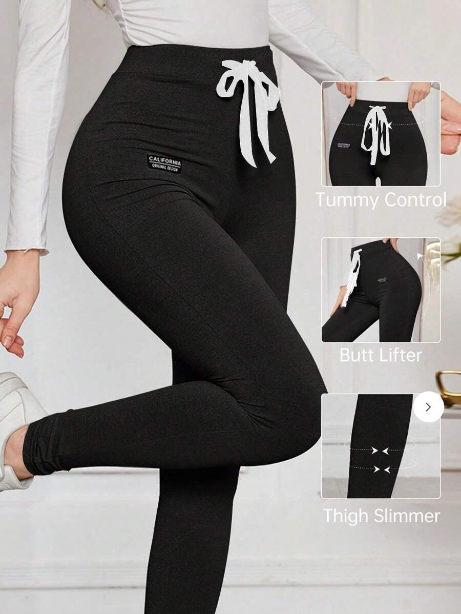 SHEIN بنطلون نسائي ضيق بطباعة حروف ورباط خصر اللون الأسود